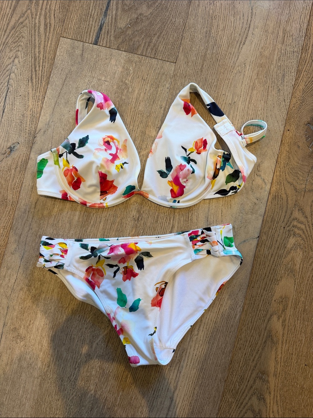 White Floral Two-Piece Bikini Set NEW 34D/DD, bottom: medium